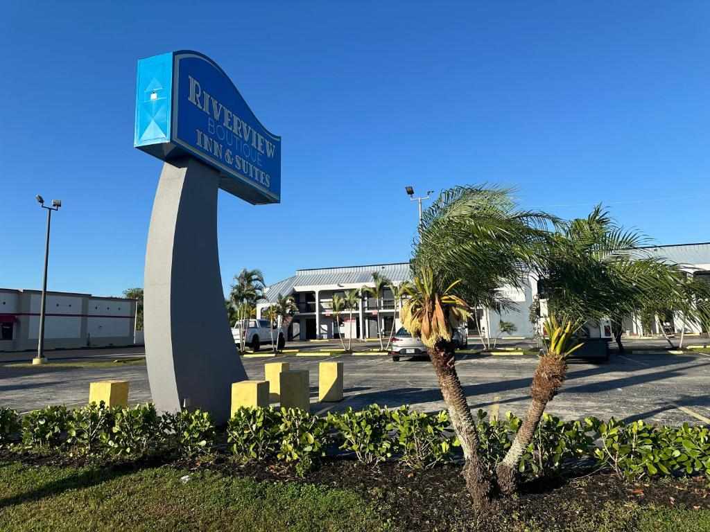 Riverview Inn signage under blue Florida sky
